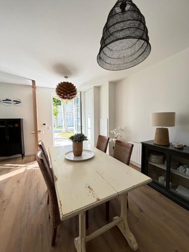 une salle à manger avec une table et des chaises dans l'établissement Captiva, à Saint-Georges-dʼOléron