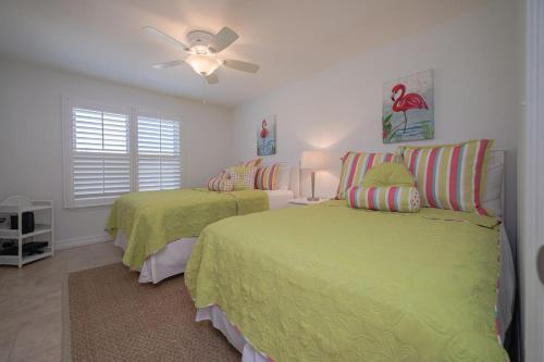 Ένα ή περισσότερα κρεβάτια σε δωμάτιο στο Simply Wonderful Condo with Bayview Private Pier and Pools