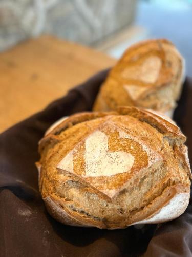 サン・ボネ・ル・フォワにあるHob Fort du Préの皿に盛ったパン2つ