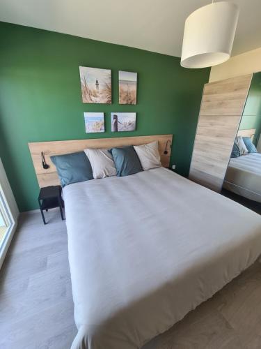 Ένα ή περισσότερα κρεβάτια σε δωμάτιο στο La Belle Epoque Wimereux Bruno et JB