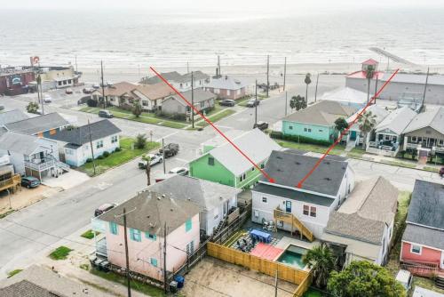 Gallery image of Island Time with Heated Pool Walk to Beach and Pleasure Pier in Galveston