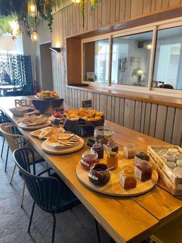 サン・ボネ・ル・フォワにあるHob Fort du Préの長いテーブル