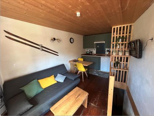 un salon avec un canapé et une table dans l'établissement Studio duplex en face Les Arcs, à Bourg-Saint-Maurice