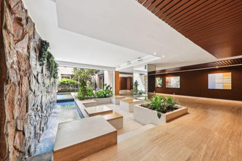 - un salon avec une piscine et un mur en pierre dans l'établissement Appartement élégant et design, à Paris