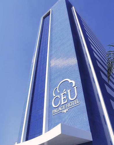 a building with a sign on the side of it at Céu Palmas Hotel in Palmas