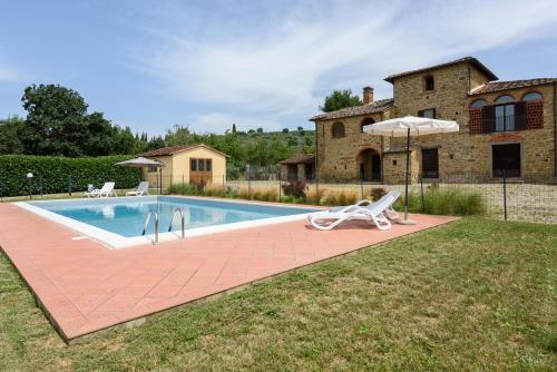 una piscina frente a una casa en Villa Pasqualina by Mmega, en Arezzo