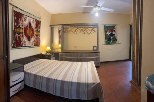 a bedroom with a large bed in a room at oasis en la ciudad in Eldorado