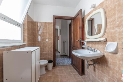 ポルト・レカナーティにあるItalian Experience-Villa Il Pescoの洗面台、トイレ、鏡のあるバスルーム