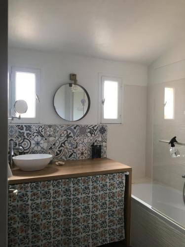 une salle de bain avec un lavabo et un miroir dans l'établissement Villa avec piscine proche de la mer, à Lattes