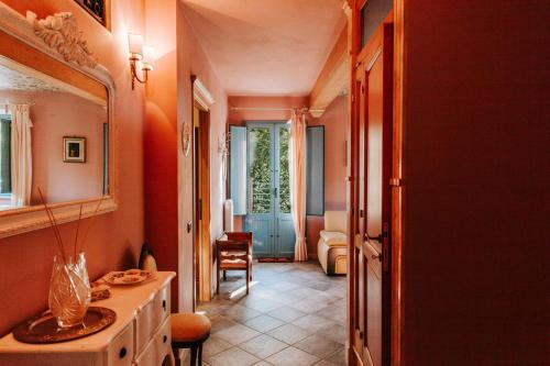 Łazienka z pomarańczowymi ścianami i lustrem w obiekcie Italian Experience-Villa Millefiori w mieście Porto San Giorgio