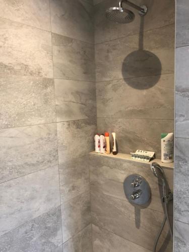 une salle de bain avec douche et lavabo dans l'établissement Villa architecte ecume 400m plage, au Cap d'Agde