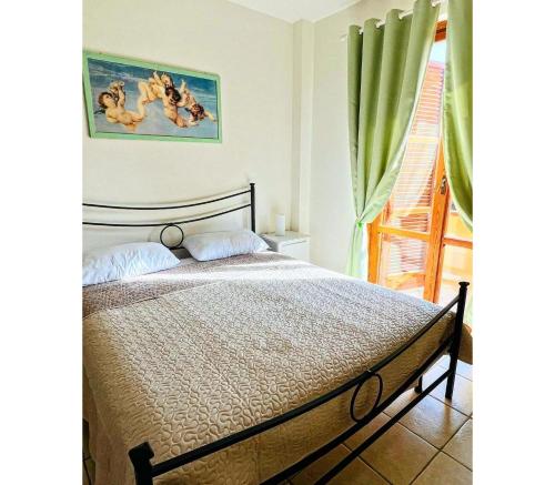 sypialnia z łóżkiem i obrazem na ścianie w obiekcie Italian Experience-Numana Suite Apartment w mieście Numana