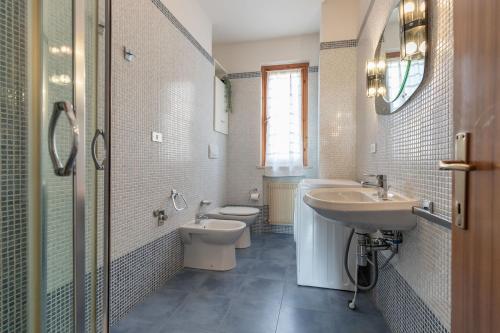 łazienka z umywalką, toaletą i prysznicem w obiekcie Italian Experience-Numana Suite Apartment w mieście Numana