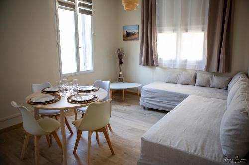 - un petit salon avec une table et un lit dans l'établissement Appartements Confortables - Gare à 5 min pied - 20min de la plage - Terrasse, à Perpignan