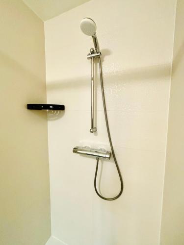 une douche murale avec un pommeau de douche. dans l'établissement Montparnasse Saint Jacques Paris, à Paris