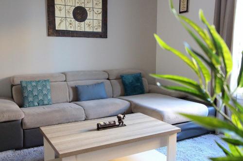 un salon avec un canapé et une table basse dans l'établissement TRIANONS5 6 ppl apartment - 15min walk Disneyland, à Serris