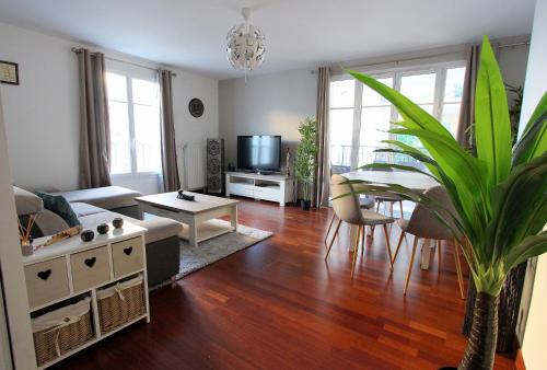 un salon avec un canapé et une table dans l'établissement TRIANONS5 6 ppl apartment - 15min walk Disneyland, à Serris