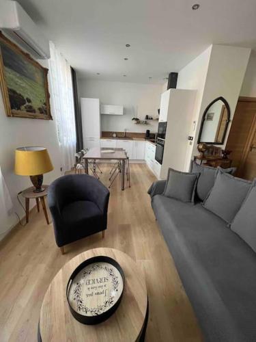 un salon avec un canapé et une table dans l'établissement Appartement cosy au Centre, à Montignac