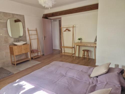 une chambre avec un lit, un lavabo et un miroir dans l'établissement Chambres privées dans maison zen, à Dijon