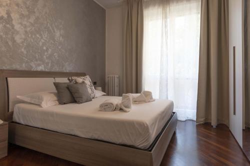 En eller flere senge i et værelse på Italian Experience-Novoli Suite Apartment