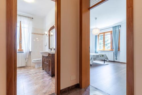 ein Badezimmer mit Waschbecken, Toilette und Spiegel in der Unterkunft Italian Experience - Sunrise Hill Holiday Home in Urbisaglia