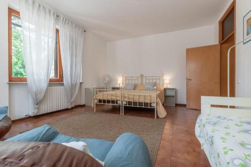 1 Schlafzimmer mit 2 Betten und 1 Schlafplatz in der Unterkunft Italian Experience - Sunrise Hill Holiday Home in Urbisaglia