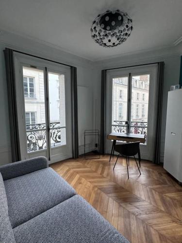 un salon avec un canapé et une table dans l'établissement Joyau au coeur du Marais - refait à neuf - luxueux, à Paris