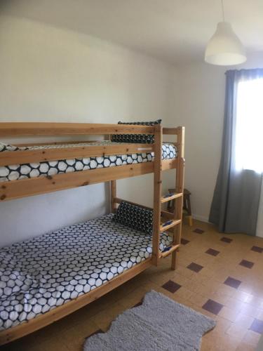 une chambre avec deux lits superposés dans une pièce dans l'établissement Au fil du Chassezac #Miel, à Chambonas