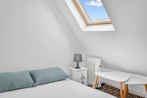 une chambre avec un lit, une table et une fenêtre dans l'établissement Le Perchoir du 16e - Wifi - Studio 2 Prs, à Paris