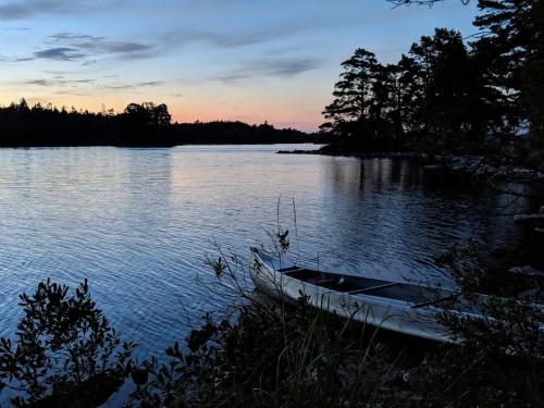 a boat sitting on the shore of a lake at Huset som har allt! in Immeln