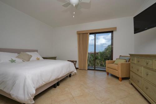 Postel nebo postele na pokoji v ubytování 3 minutes from best beaches in Aruba! Luxury Tropical Townhouse at Gold Coast Aruba