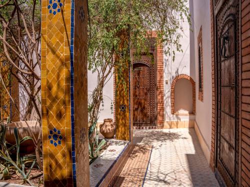 Un jardín fuera de Clé De Sol Riad & SPA