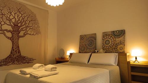 a bedroom with a bed with towels on it at Casa Rural MONTE VERDE in Illana