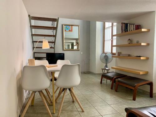 - un salon avec une table, des chaises et un miroir dans l'établissement ApartHotel Riviera - DUPLEX MASCOINAT - Old Town Promenade des Anglais, à Nice