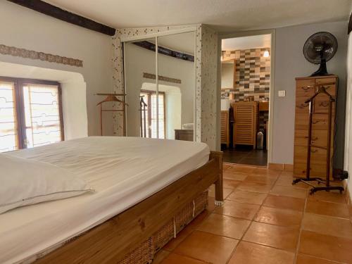 une chambre avec un grand lit et un miroir dans l'établissement ApartHotel Riviera - DUPLEX MASCOINAT - Old Town Promenade des Anglais, à Nice