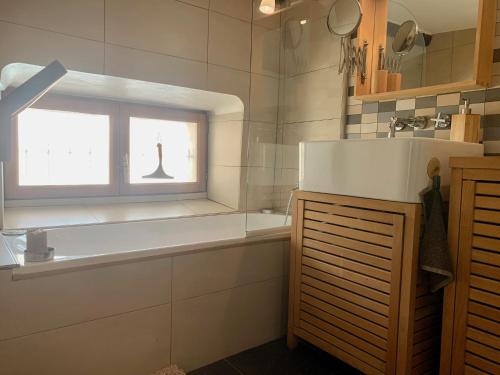 une salle de bain avec une baignoire et une fenêtre dans l'établissement ApartHotel Riviera - DUPLEX MASCOINAT - Old Town Promenade des Anglais, à Nice