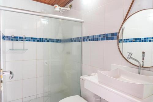 a bathroom with a sink and a toilet and a mirror at Pousada Gute Morro in Morro de São Paulo