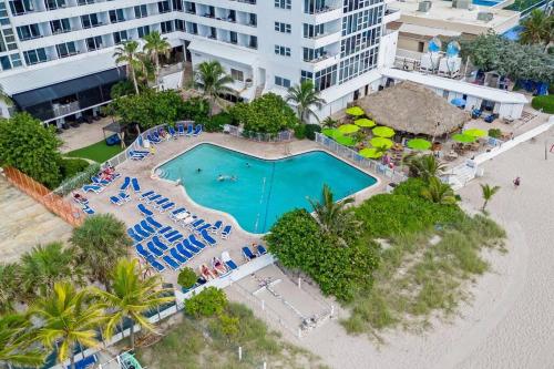 eine Luftaufnahme eines Swimmingpools in einem Resort in der Unterkunft Relaxing Escape Oceanfront Pool Gem On The Beach in Fort Lauderdale