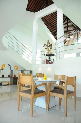 a dining room with a table and chairs at Reserve Hotel in Surubim