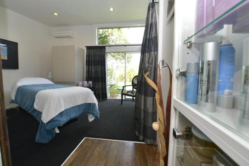 Habitación de hotel con cama y ventana en Platinum Lodge en Stratford