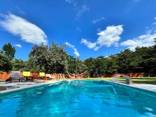 Piscina de la sau aproape de Horace Guesthouse POOL & HOT TUB & BIKES & RIVER