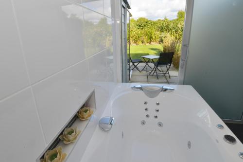 史特拉福德的住宿－Platinum Lodge，白色的厨房设有水槽和庭院。