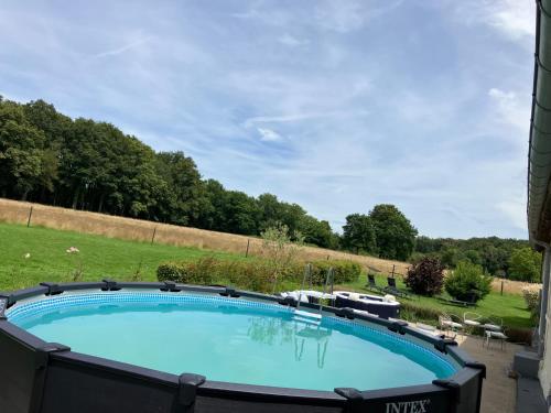 une grande piscine au milieu d'une cour dans l'établissement Longère au cœur des Bertranges, à Saint-Aubin-les-Forges