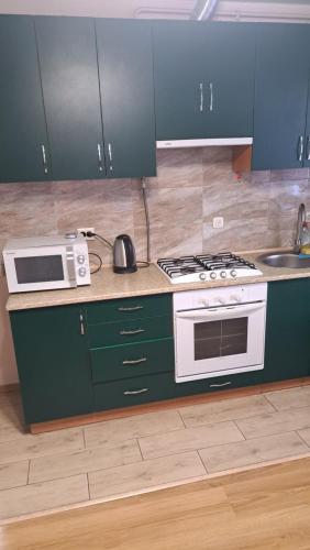 Kuchyň nebo kuchyňský kout v ubytování Апартаменти центр міста біля жд вокзалу Перемоги