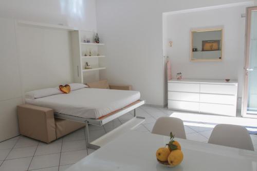 una camera da letto con un letto, un tavolo e delle sedie di La Lucciola ad Amalfi