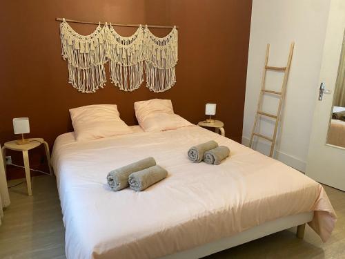 une chambre avec un grand lit avec deux oreillers dessus dans l'établissement LE Zen, à Nîmes