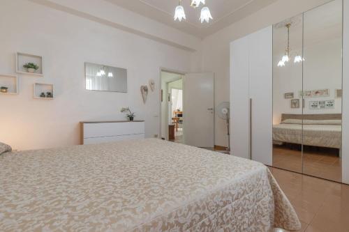 MontariceにあるItalian Experience- Il Colle Sul Mare Holiday Homeのベッドと鏡のある白い寝室