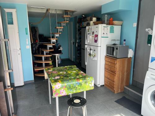 Il dispose d'une cuisine avec une table et un réfrigérateur. dans l'établissement close du verger, à Treillières