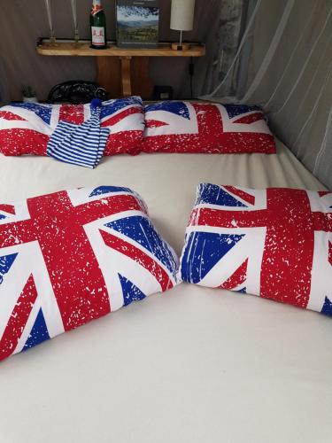 a bed with red white and blue pillows on it at Home&Classic - Alte Werkstatt in Effelder