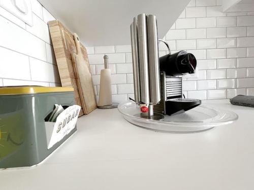 - une cafetière au-dessus d'un comptoir de cuisine dans l'établissement Le Duplex Rétro, à Nantes